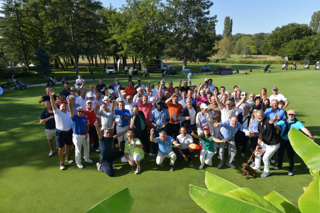 Plusieurs personnes sur un terrain de golf